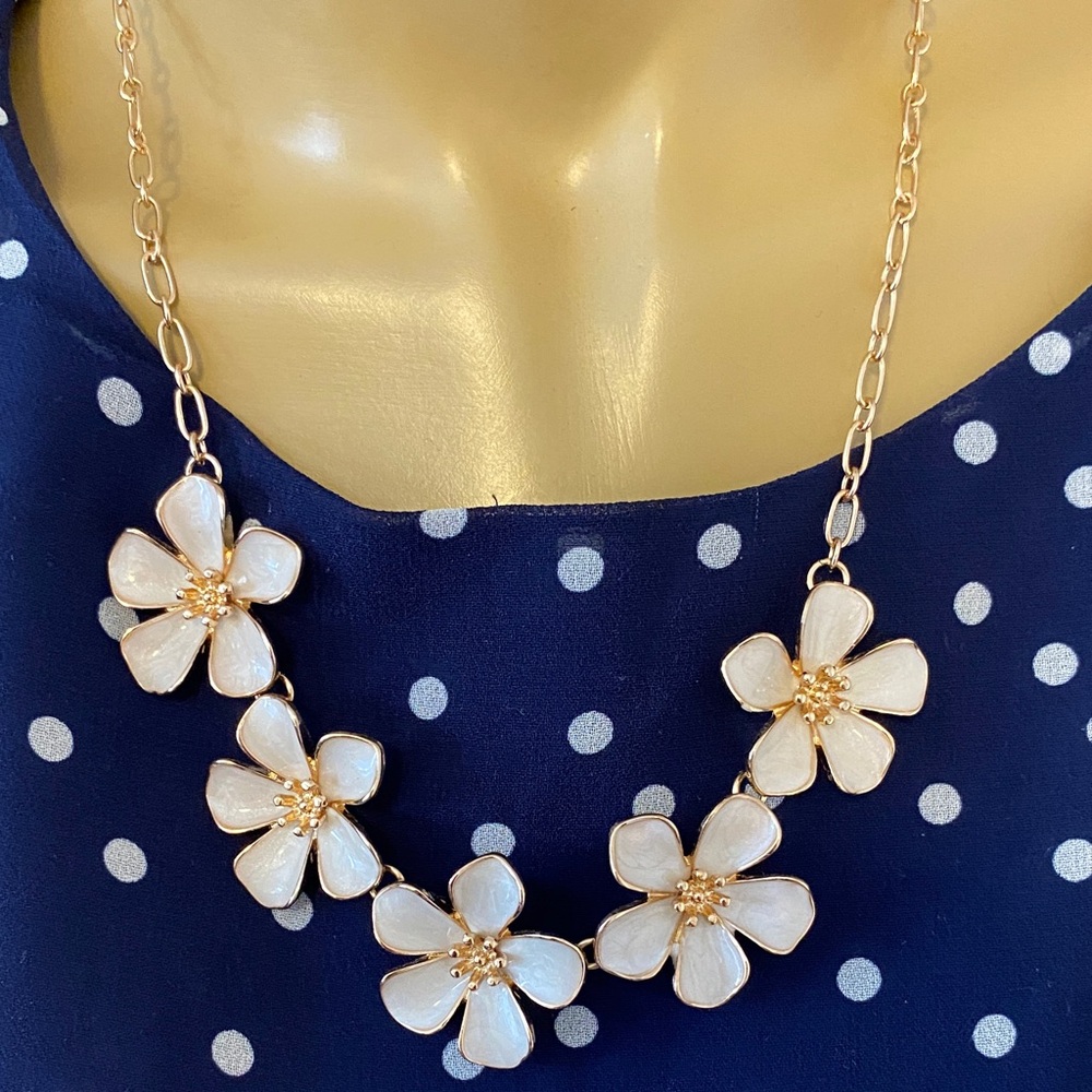 Costumes jewelry by Penningtons necklace & matching earrings NWT gold colour